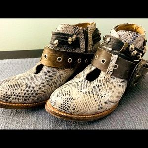 Freebies Saloon Booties